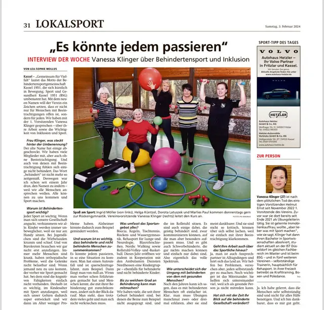 Zeitungsseite mit der Überschrift 'Es könnte jedem passieren', einem Artikel über Behindertensport und Inklusion. Das Hauptbild zeigt fünf Frauen in einer Turnhalle, die mit bunten Gymnastikbällen und Reifen posieren. Der Artikel enthält weitere Textabschnitte, ein kleines Foto von Vanessa Klinger und eine Spalte mit Tipps und Zusatzinformationen.